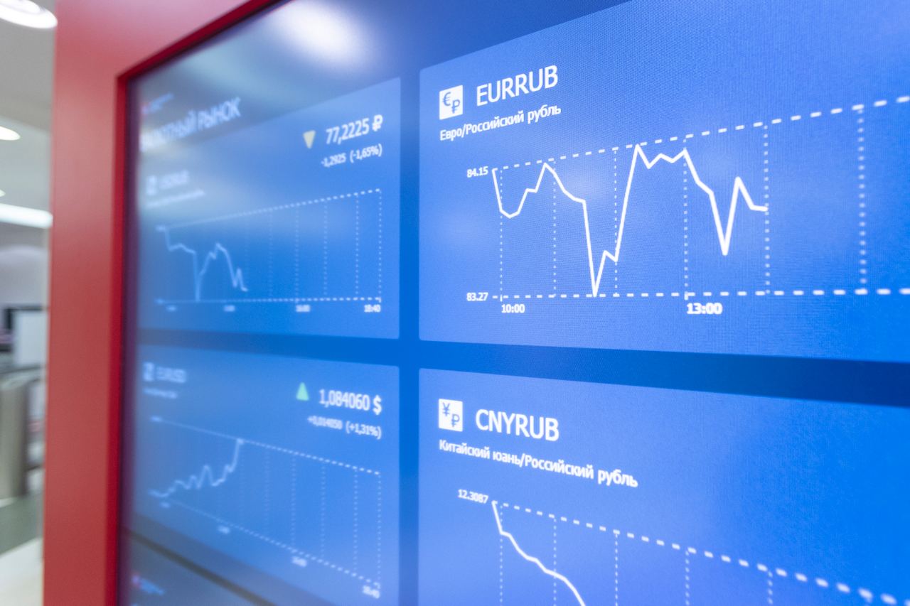 Санкции против Мосбиржи: что теперь будет с курсом доллара и евро